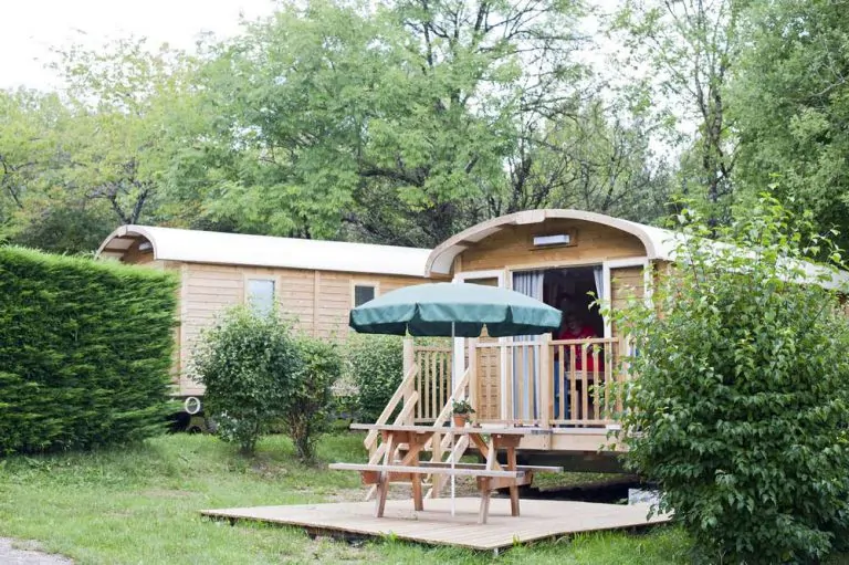 Camping Huttopia Divonnes les Bains Pipowagen huren voorjaar najaar herfst winter Frankrijk 768x511
