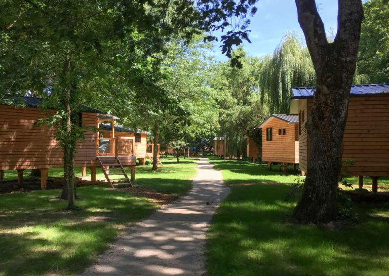 Camping Huttopia Les Châteaux chalet huren 768x545