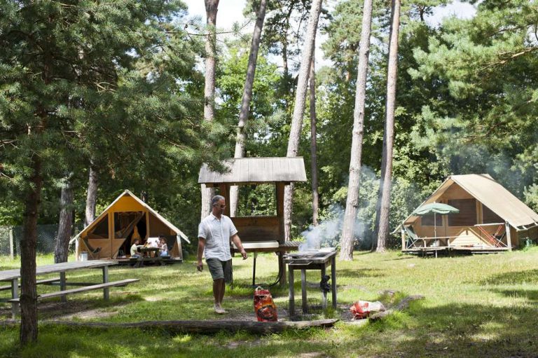 Camping Huttopia Rambouillet houtskool BBQ 768x511