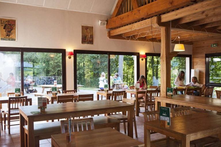 Camping Huttopia Rambouillet resataurant 768x511