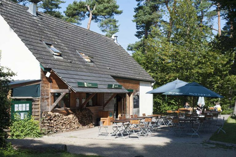 Camping Huttopia Rambouillet terras 768x511