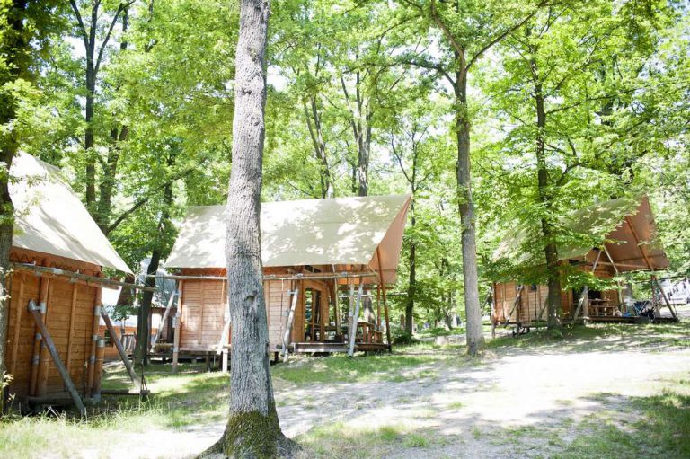 Camping Huttopia Versailles Lodgetent huren 768x511