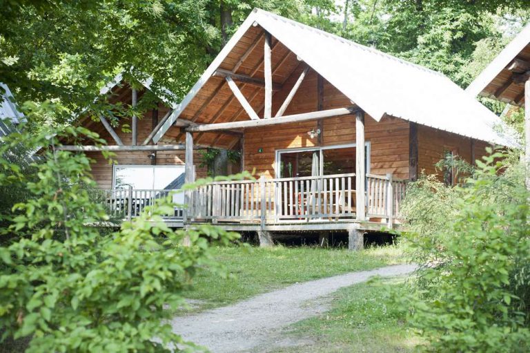 Camping Huttopia Versailles chalet verhuur 768x511