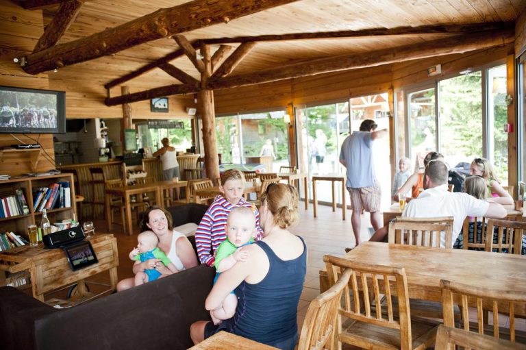 Camping Huttopia Versailles restaurant 768x511