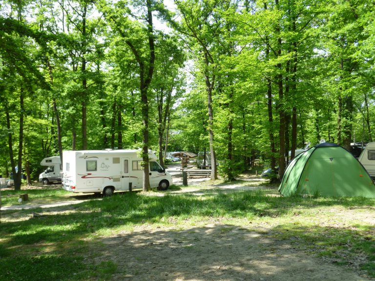 Camping Huttopia Versailles staanplaatsen 768x576