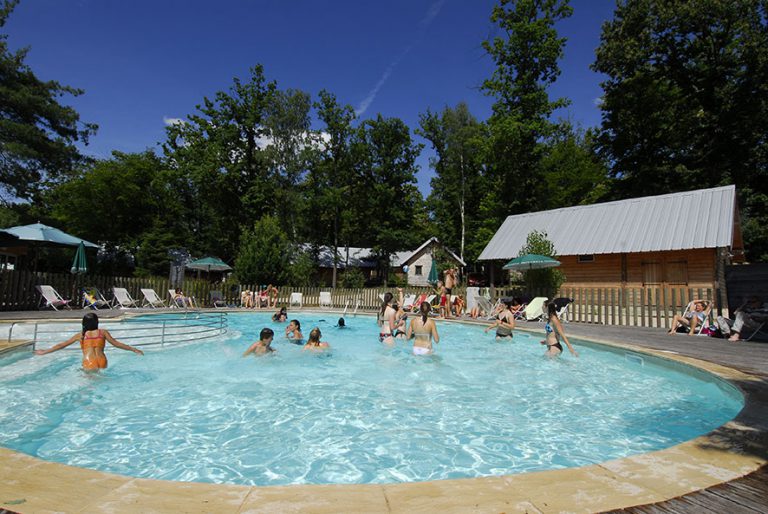 Camping Huttopia Versailles zwembad 768x514