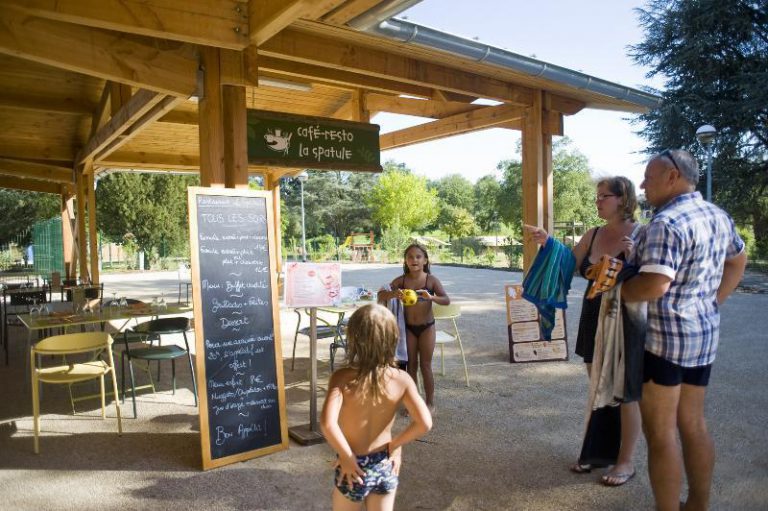 Camping Le Nid du Parc terras 768x511