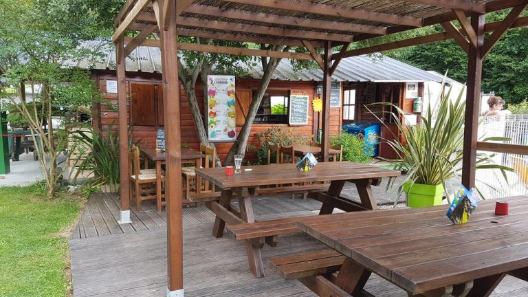 Camping Le Rey terras 768x432