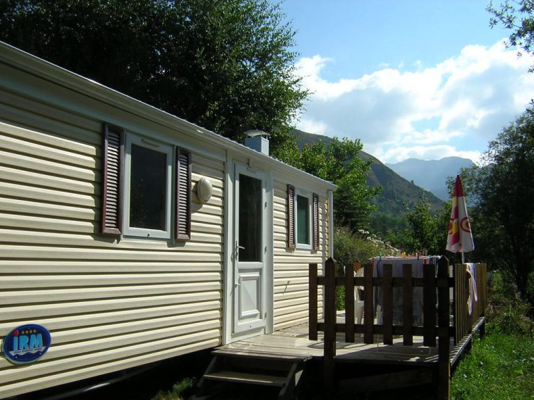 Camping Les Auches stacaravan huren wintersport 768x576