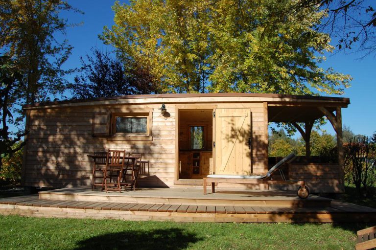 Camping Les Portes Du Beaujolais chalet 768x511