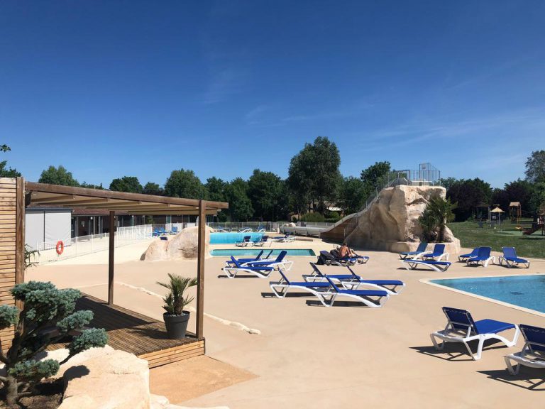 Camping Les Portes Du Beaujolais ligstoelen 768x576
