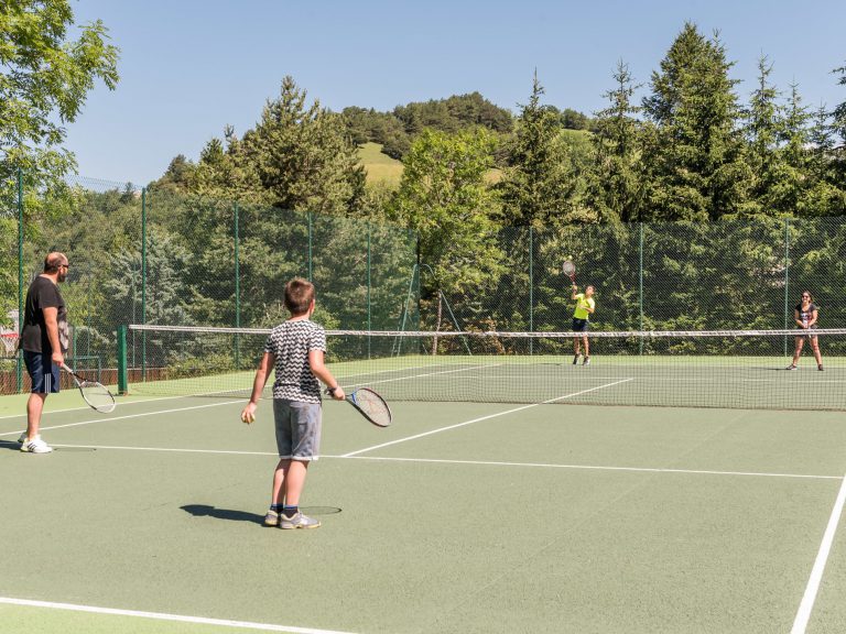 Camping Yelloh Village l Etoile des Neiges tennisbaan 768x576