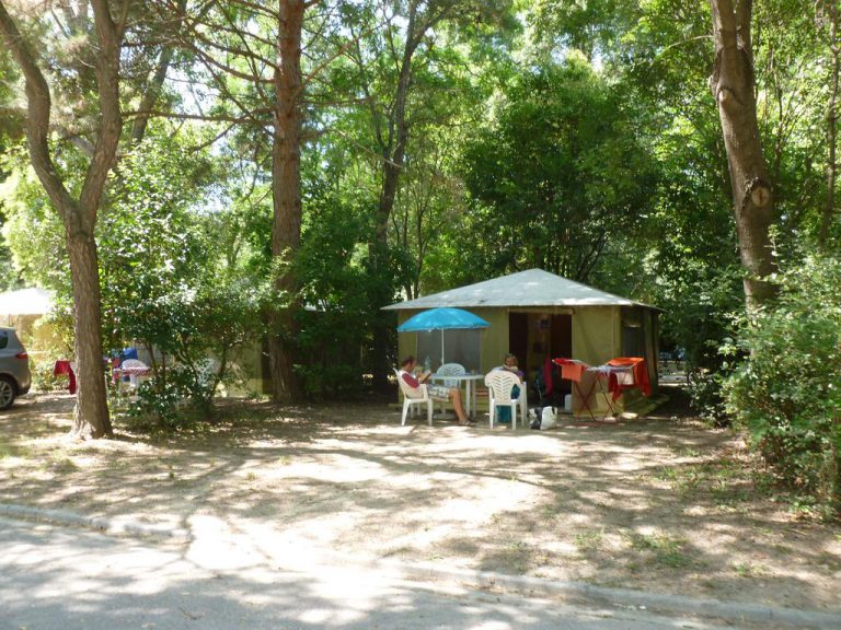 Camping du Pont d Avignon bungalowtent huren 768x576