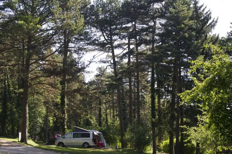 Camping huttopia divonne emplacement staanplaats 768x511