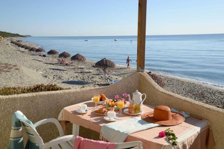 Riva Bella Camping Naturiste naturistencamping Corsica gites aan zee 768x512