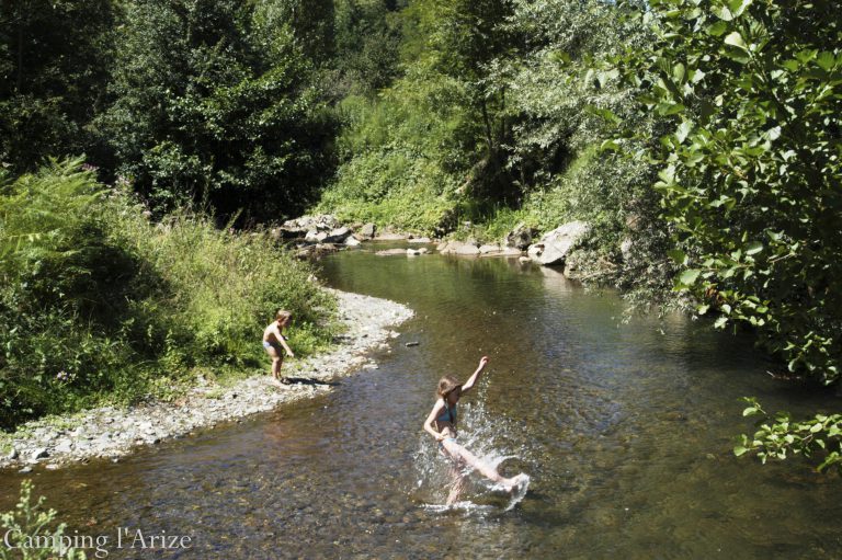 Camping L Arize spelen in de rivier 768x511