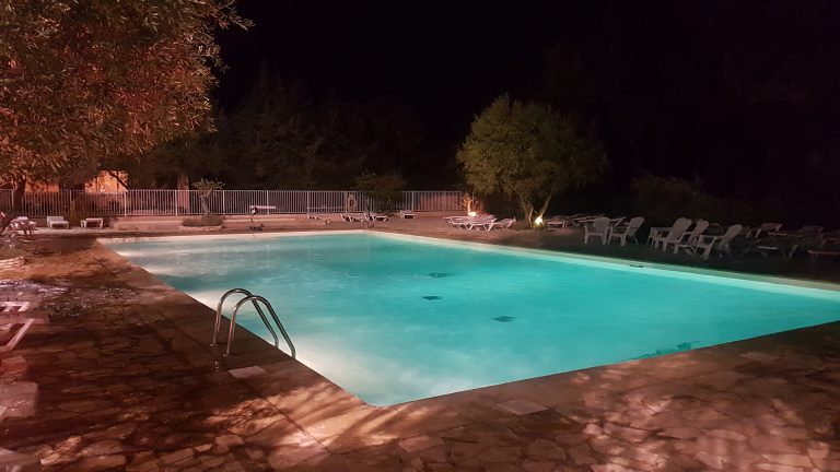 Camping L Oliveraie zwembad avond 768x432
