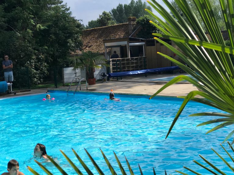 Camping Le Château des Tilleuls zwembad 768x576