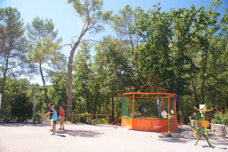 Camping Le Parc Saint Paul en Forêt speeltuin 768x514
