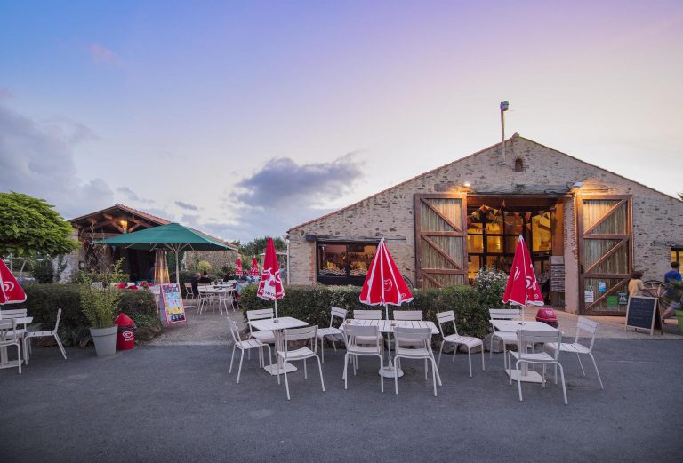 Camping RCN la Ferme du Latois terras 768x521