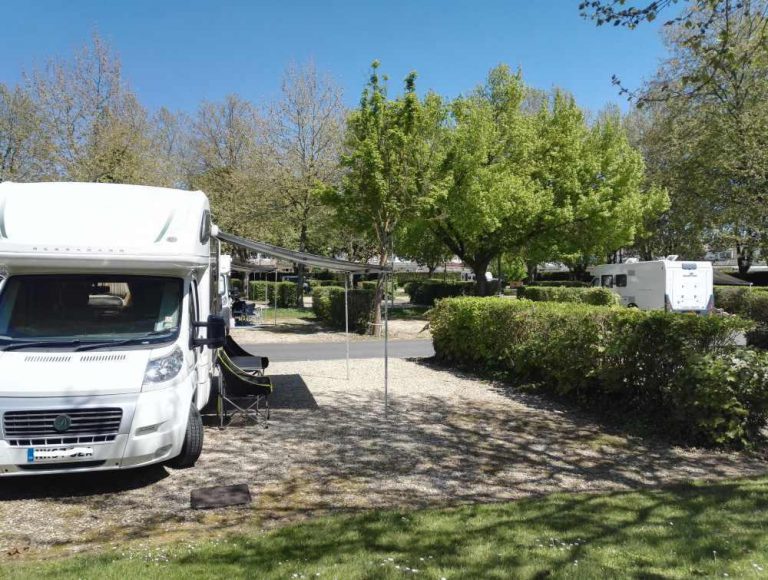 Camping Robinson Bourges staanplaats 768x580