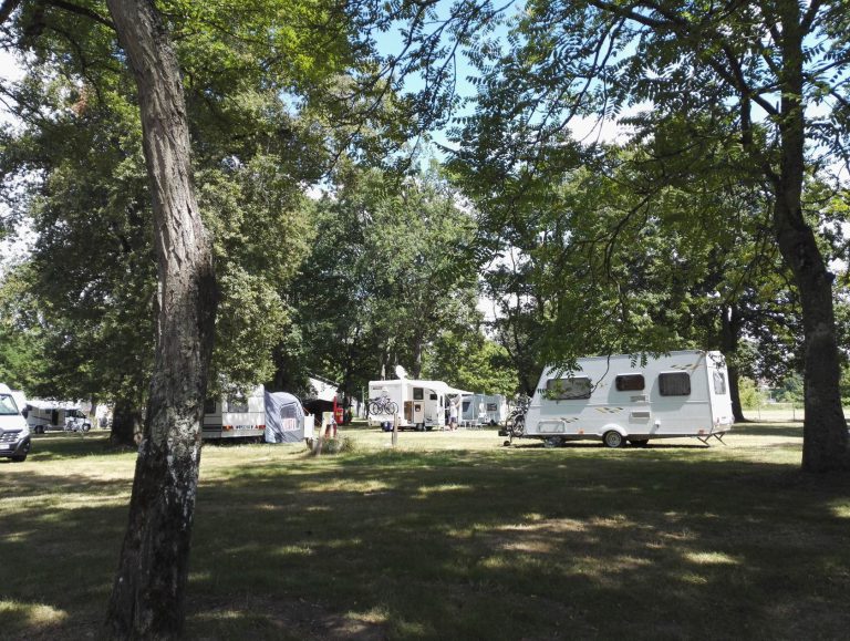 Camping de l Île Bannay staanplaats 768x579