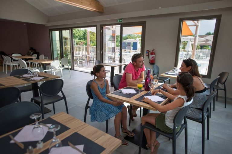 Flower Camping Les Aubépines restaurant 768x512