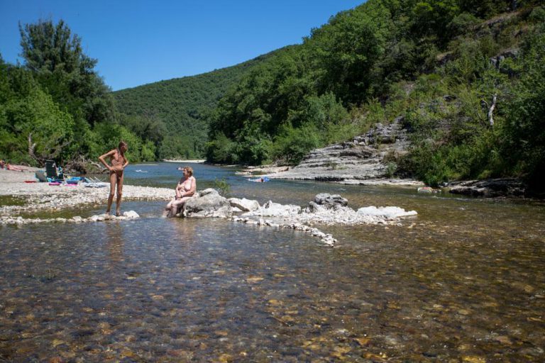 Naturistencamping Domaine de la Sablière rivier 768x512