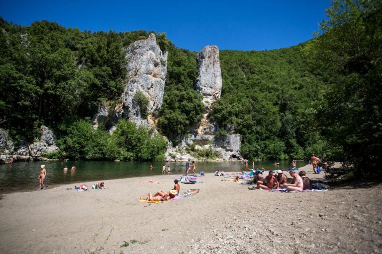 Naturistencamping Domaine de la Sablière strand aan rivier 768x512