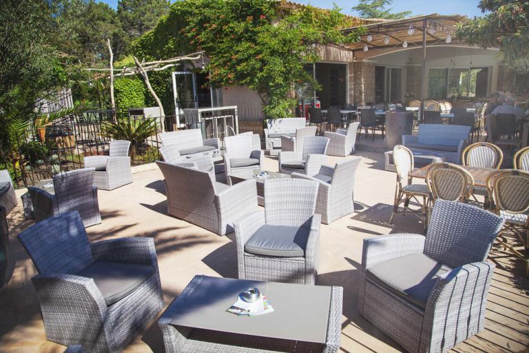 Camping Arutoli in Porto Vecchio op Corsica terras 768x512