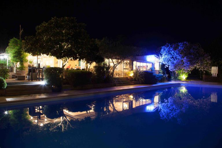Camping Arutoli in Porto Vecchio op Corsica zwembad avond 768x512
