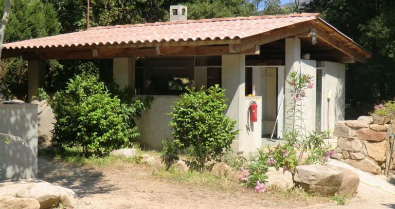 Camping Funtana a Ora in Ota op Corsica sanitair 768x407