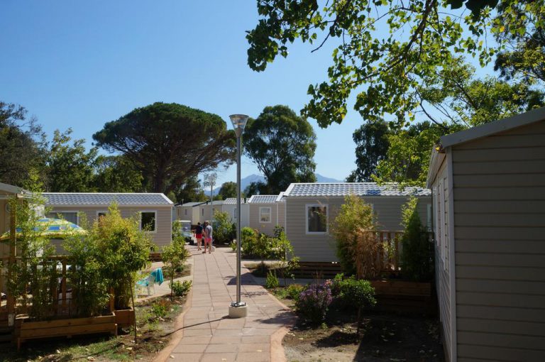 Camping International in Calvi op Corsica stacaravans 768x510