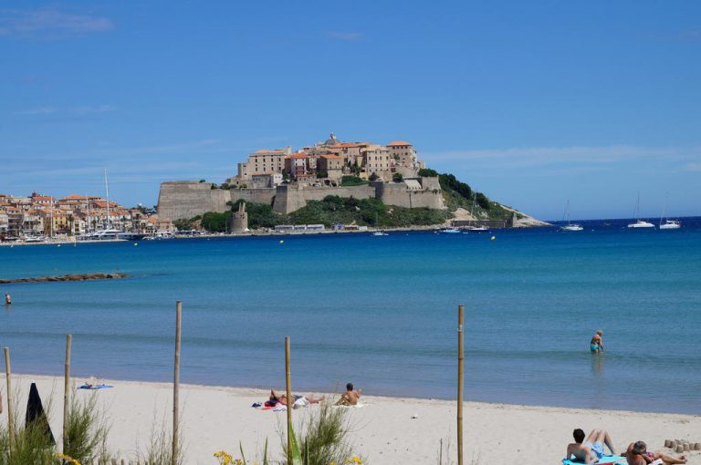 Camping International in Calvi op Corsica strand 768x510