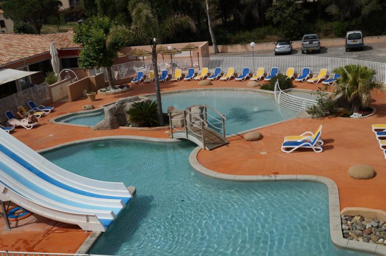 Camping International in Calvi op Corsica zwembad 2 768x510