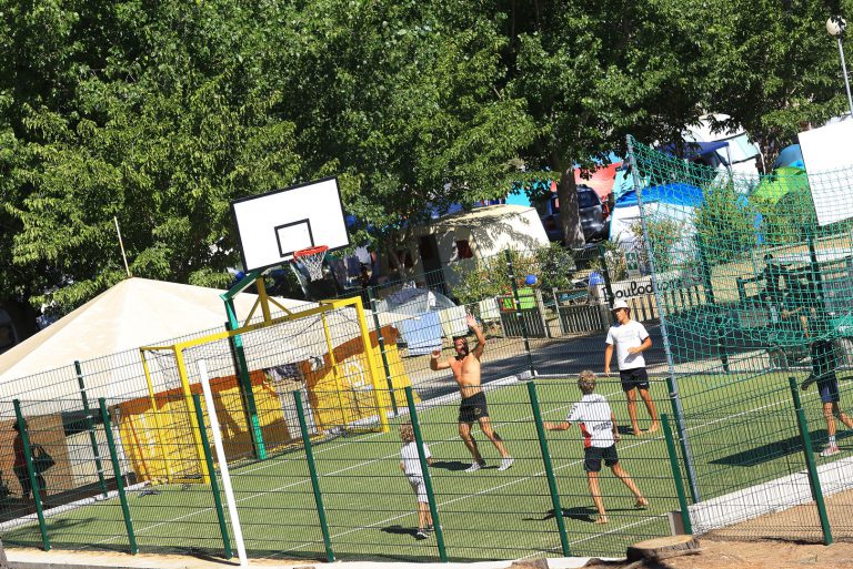 Camping L Avéna in Sartène op Corsica sportveld 768x513