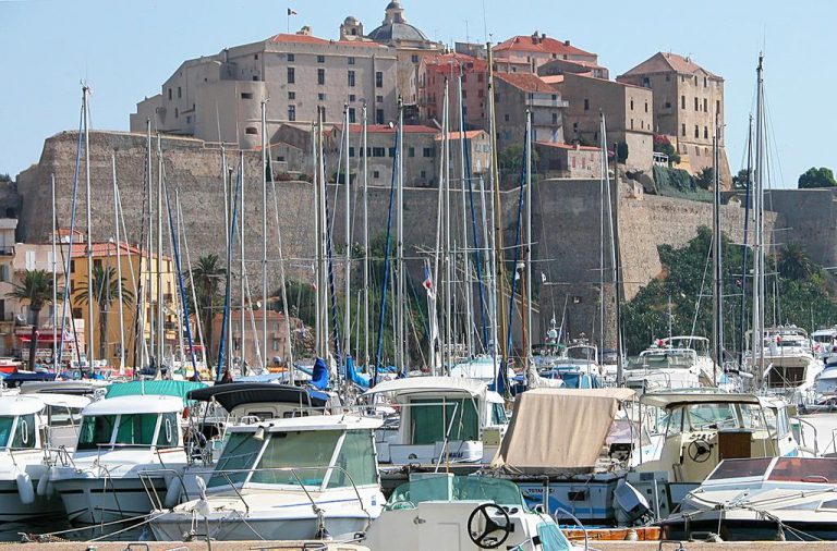 Camping La Clé des Champs in Calvi op Corsica haven 768x506