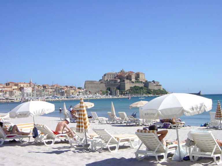 Camping La Clé des Champs in Calvi op Corsica strand 768x576