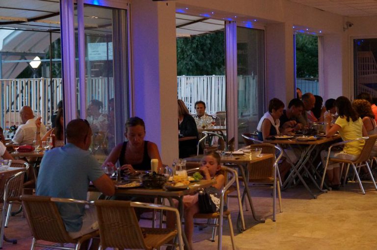 Camping Les Castors in Calvi op Corsica restaurant 768x510