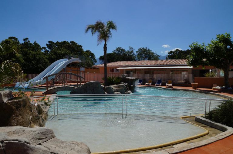 Camping Les Castors in Calvi op Corsica zwembad 768x510