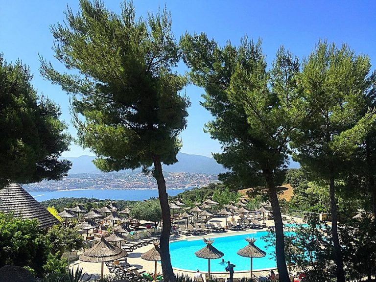 Camping Vigna Maggiore in Olmeto op Corsica terras met uitzicht 768x576