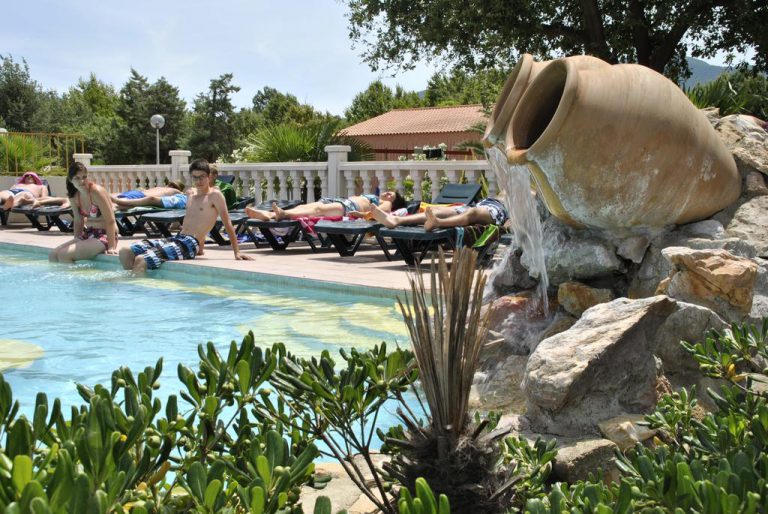 Camping de Pujol in Argelès sur Mer ligstoelen 768x514