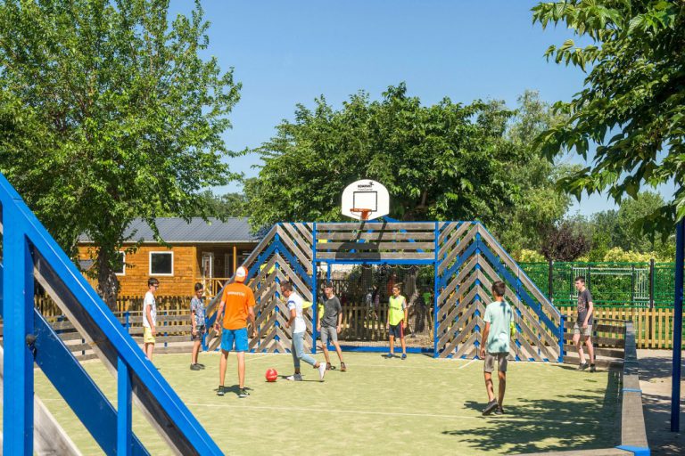 Camping le Neptune in Argelès sur Mer sportveld 768x512
