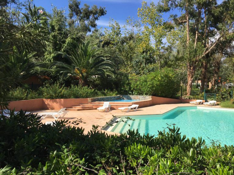 Camping Benista in Grosseto Prugna op Corsica zwembad 2 768x576