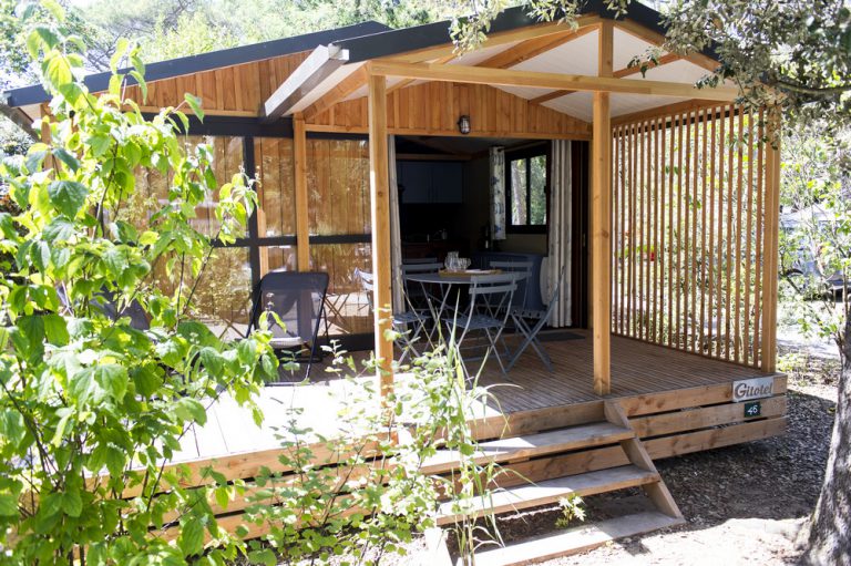 Camping Huttopia Baie du Mont St Michel chalet verhuur 768x511