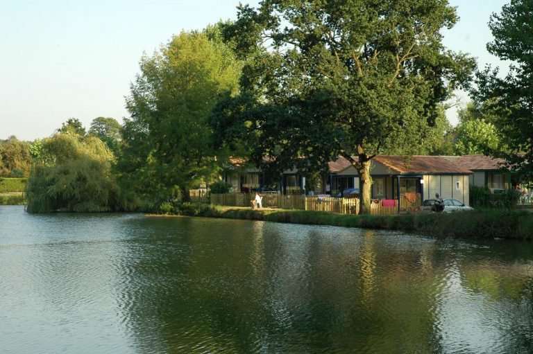 Camping Huttopia Baie du Mont St Michel meer 768x511