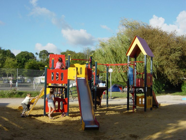 Camping Huttopia Baie du Mont St Michel speeltuin 768x576
