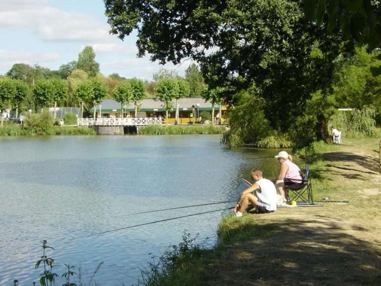 Camping Huttopia Baie du Mont St Michel visvijver 768x576