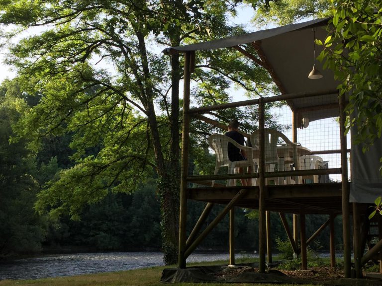 Camping Huttopia Beaulieu sur Dordogne Safaritent aan rivier 768x576