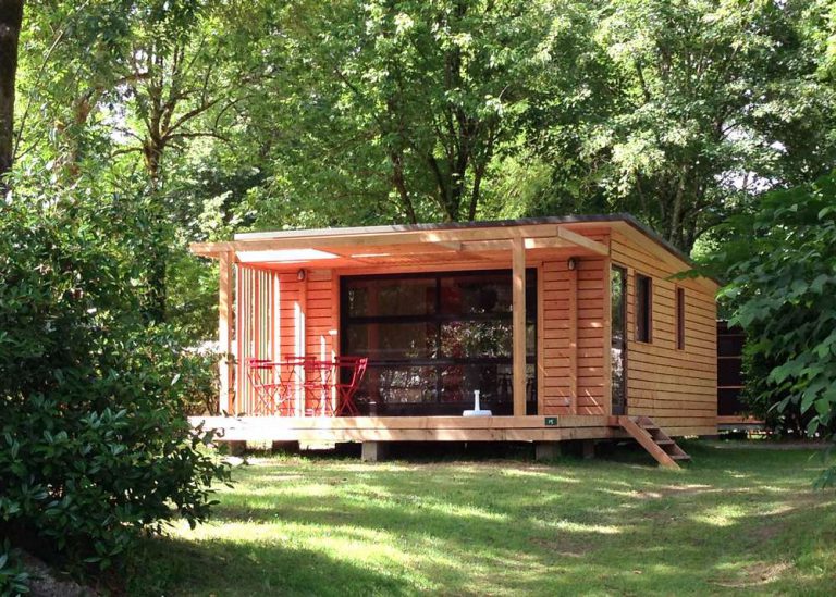 Camping Huttopia Beaulieu sur Dordogne chalets huren 768x549